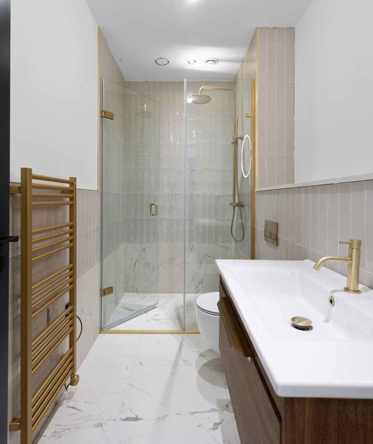 Oakwood Court bathroom